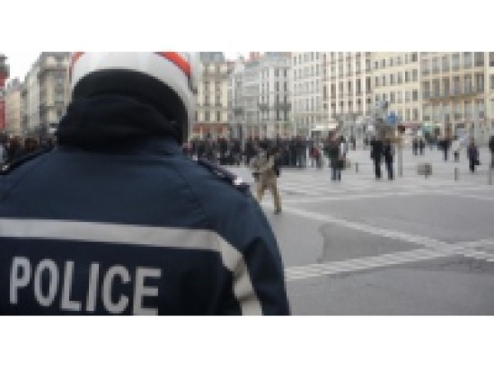 Munis de trois couteaux, il menace un homme à Saint-Fons