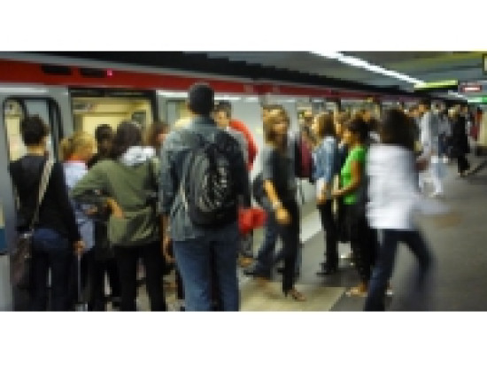 Il filmait sous les jupes des filles dans les TCL Il filmait sous les jupes des filles dans les TCL