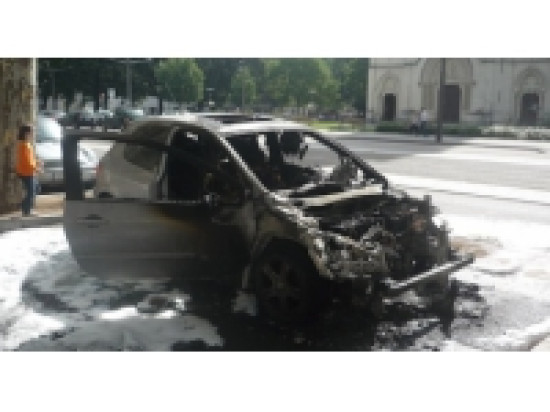 Villeurbanne : ils brûlent une voiture volée Villeurbanne : ils brûlent une voiture volée