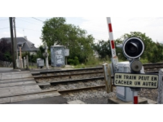 Oullins : le passage &agrave; niveau de la rue Pierre S&eacute;mard ferm&eacute;