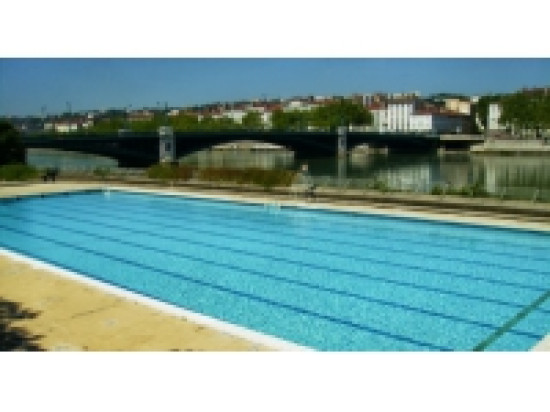 Piscine du Rhône : interpellé pour avoir menacé un vigile avec un couteau Piscine du Rhône : interpellé pour avoir menacé un vigile avec un couteau