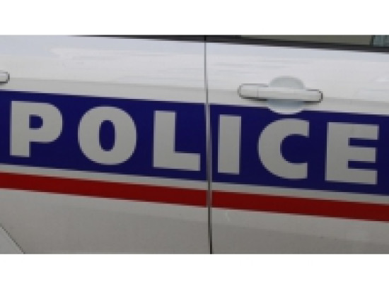 Elle menace sa voisine avec un couteau et frappe trois policiers