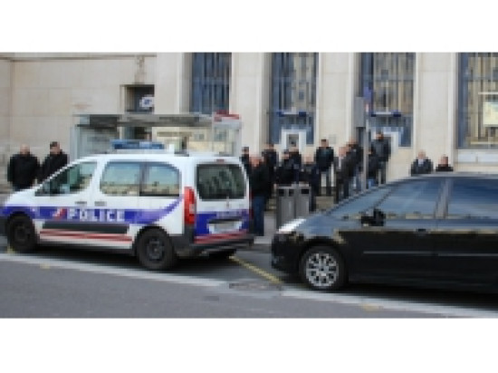 Lyon : une trentaine de policiers apportent leur soutien aux manifestants parisiens Lyon : une trentaine de policiers apportent leur soutien aux manifestants parisiens