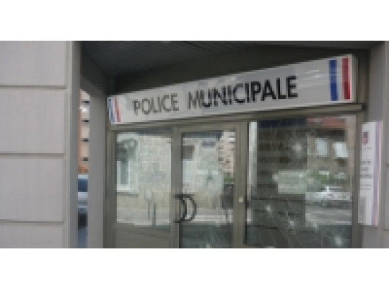 Il menace sa soeur avec un couteau Il menace sa soeur avec un couteau