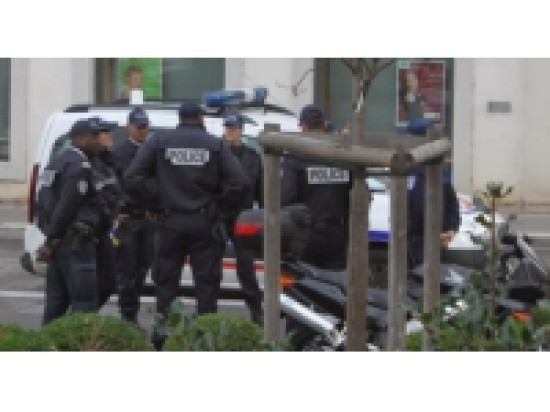 Une jeune femme agressée au couteau dans le hall d'un immeuble Une jeune femme agressée au couteau dans le hall d'un immeuble