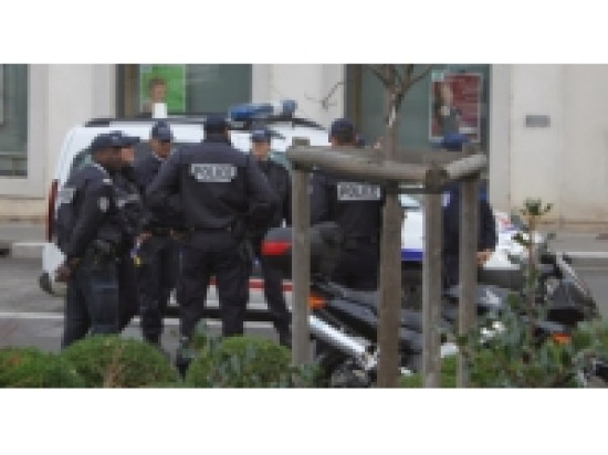 Les deux filles passent leur dimanche à voler des téléphones portables Les deux filles passent leur dimanche à voler des téléphones portables