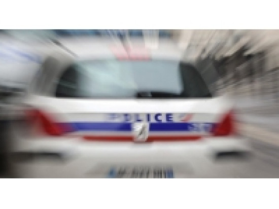 Lyon : une voiture sur le toit quai Jules Courmont Lyon : une voiture sur le toit quai Jules Courmont