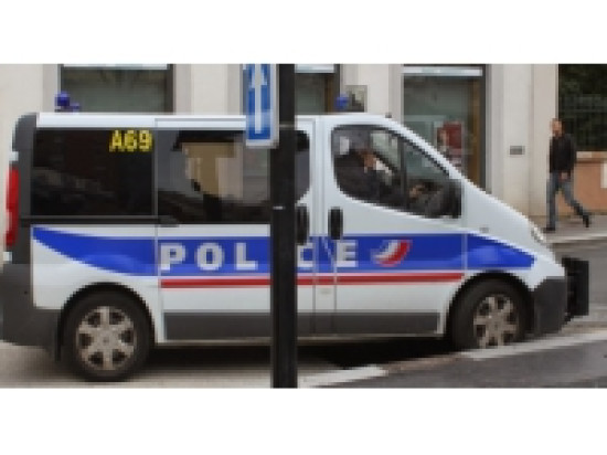Vaulx en Velin : interpellée pour un vol, elle tente de frapper les policiers en garde à vue Vaulx en Velin : interpellée pour un vol, elle tente de frapper les policiers en garde à vue