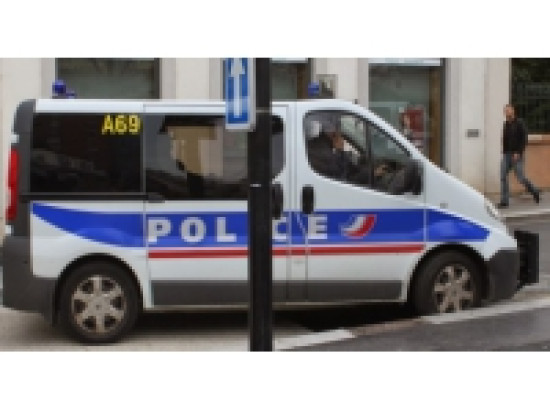 Armé d'une hachette, il se livre à un rodéo automobile Armé d'une hachette, il se livre à un rodéo automobile