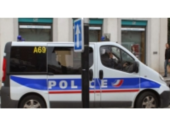 Il essaie d'ouvrir un crédit à la consommation avec des faux papiers Il essaie d'ouvrir un crédit à la consommation avec des faux papiers