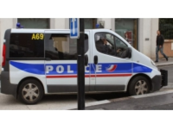 Villeurbanne : ils brisent la vitre d'une voiture et prennent la fuite Villeurbanne : ils brisent la vitre d'une voiture et prennent la fuite