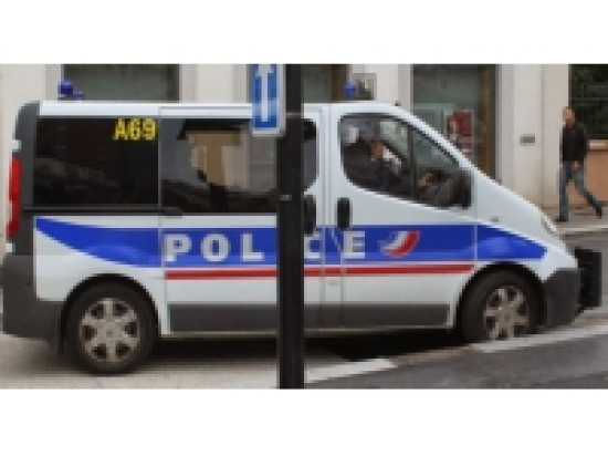 Il frappe sa copine de 18 ans et son beau-p&egrave;re