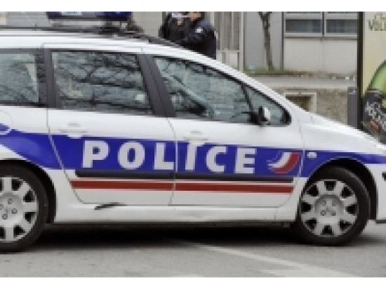 Il jette des couteaux sur sa fille car elle avait organisé une fête Il jette des couteaux sur sa fille car elle avait organisé une fête