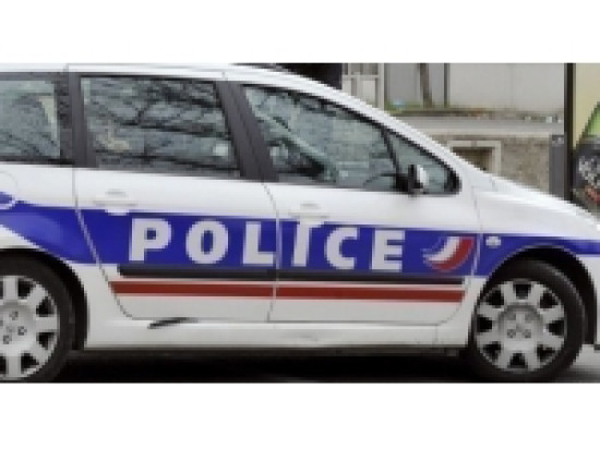 Il jette des pierres sur des contrôleurs TCL Il jette des pierres sur des contrôleurs TCL