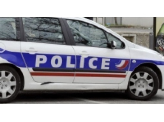 Ivre, il conduit en buvant de l'alcool Ivre, il conduit en buvant de l'alcool