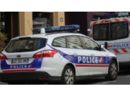 Un homme menace sa femme en lui plaçant un couteau sous la gorge Un homme menace sa femme en lui plaçant un couteau sous la gorge