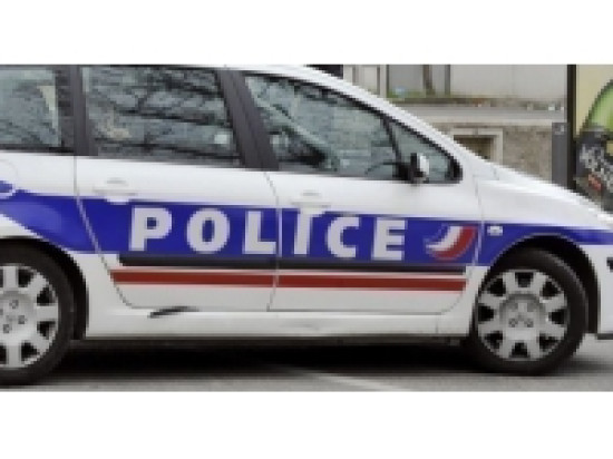 Il menace sa femme avec un pistolet et tire sur sa cousine Il menace sa femme avec un pistolet et tire sur sa cousine