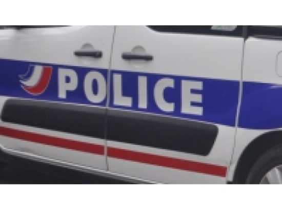 Il le frappe avec un marteau pour lui voler son téléphone Il le frappe avec un marteau pour lui voler son téléphone