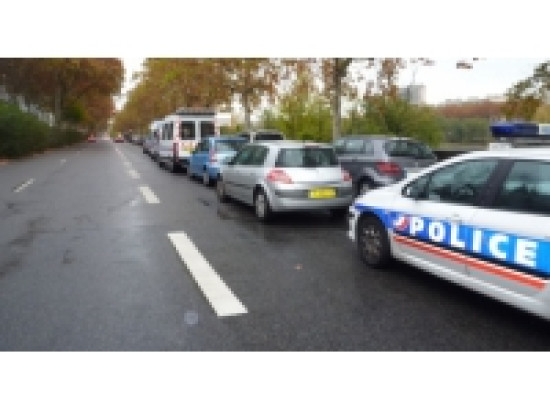 Il profite de l'absence de ses voisins pour les cambrioler Il profite de l'absence de ses voisins pour les cambrioler