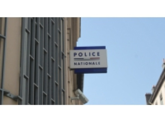 Deux hommes agressent un déficient visuel à la Part-Dieu