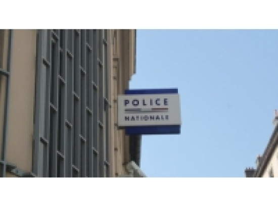 Il vient prendre des nouvelles de son frère au commissariat et se fait interpeller Il vient prendre des nouvelles de son frère au commissariat et se fait interpeller