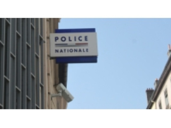 Un homme tente d'étrangler un policier Un homme tente d'étrangler un policier