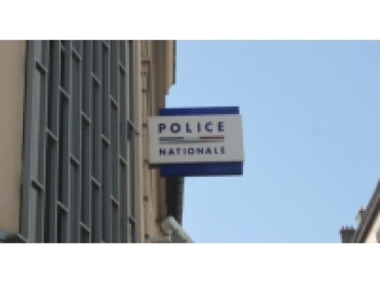 Il s'échappe du commissariat mais ses parents le ramènent Il s'échappe du commissariat mais ses parents le ramènent