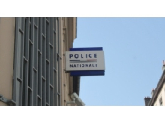 Elle vole une valve dans une voiture de police gar&eacute;e devant le commissariat