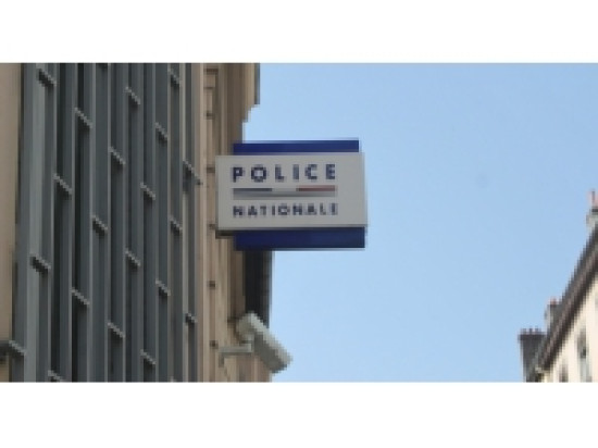 Lyon 7e : il frappe sa femme et emmène sa fille Lyon 7e : il frappe sa femme et emmène sa fille