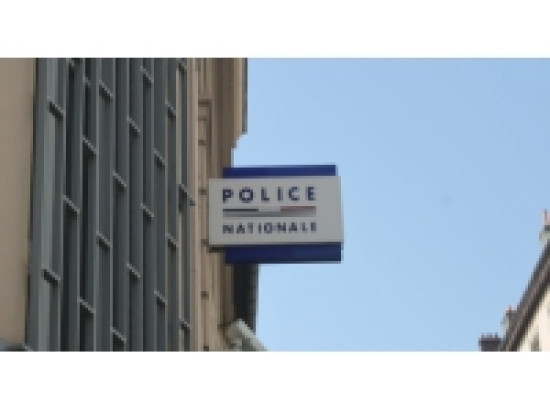 Lyon : il frappe sa femme avec une ceinture et détériore la voiture d'un témoin Lyon : il frappe sa femme avec une ceinture et détériore la voiture d'un témoin