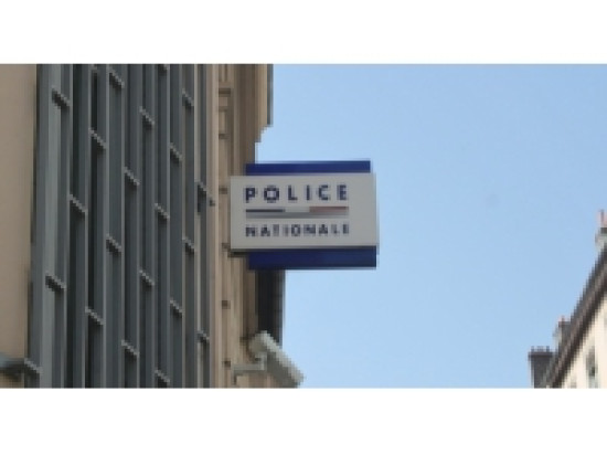 Arrêté après avoir frappé sa soeur enceinte de huit mois Arrêté après avoir frappé sa soeur enceinte de huit mois