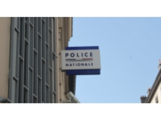 Excédé par l'attente au commissariat, il frappe les policiers Excédé par l'attente au commissariat, il frappe les policiers