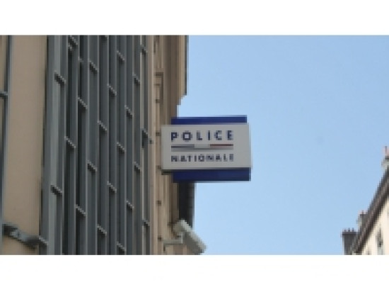 Givors : un commerçant braqué à son domicile Givors : un commerçant braqué à son domicile