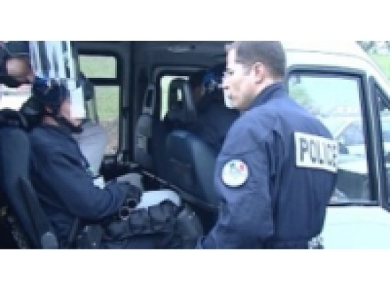 Deux jeunes volent le mégaphone des anti-Mariage pour tous Deux jeunes volent le mégaphone des anti-Mariage pour tous