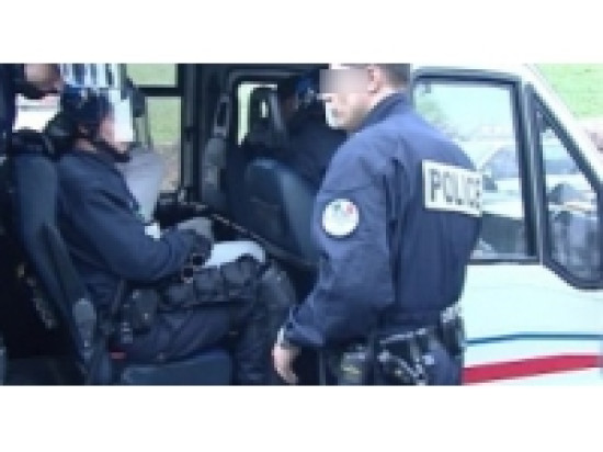 Bouteilles d'alcool et vêtements dans son chariot, il tente de passer à la caisse sans payer Bouteilles d'alcool et vêtements dans son chariot, il tente de passer à la caisse sans payer