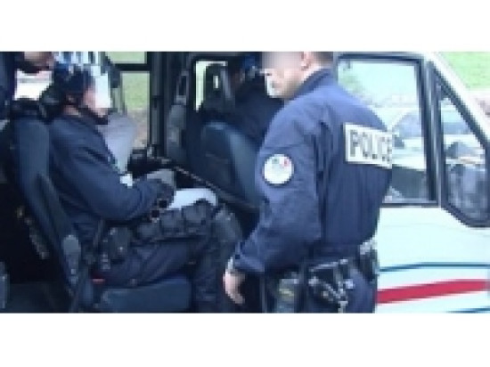 Il refuse de s'arrêter à un contrôle et renverse un policier Il refuse de s'arrêter à un contrôle et renverse un policier