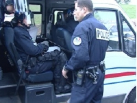 Braquage raté d'un distributeur de billets à Neuville