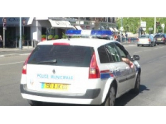 Pendant qu'elles faisaient signer une pétition, deux ados volaient dans le sac de leur victime Pendant qu'elles faisaient signer une pétition, deux ados volaient dans le sac de leur victime