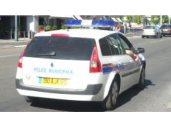 Il tente de d&eacute;rober le sac &agrave; main et les bijoux d'une jeune femme avec un couteau