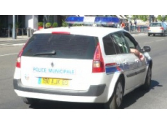 Saint-Fons : ils jettent des pierres sur les policiers en intervention Saint-Fons : ils jettent des pierres sur les policiers en intervention