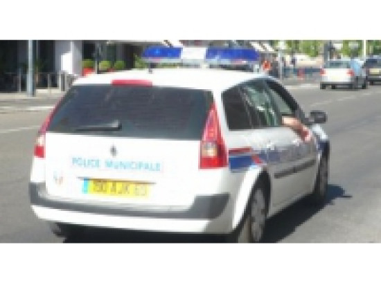 Contr&ocirc;l&eacute; par la police, il roule sur les pieds d'un agent