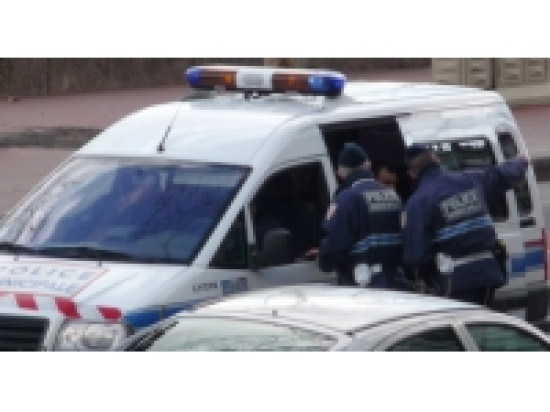 Enervée contre son fils, la mère de famille se retourne contre les policiers Enervée contre son fils, la mère de famille se retourne contre les policiers