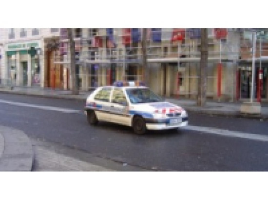 Une mère et sa fille frappent une adolescente Une mère et sa fille frappent une adolescente