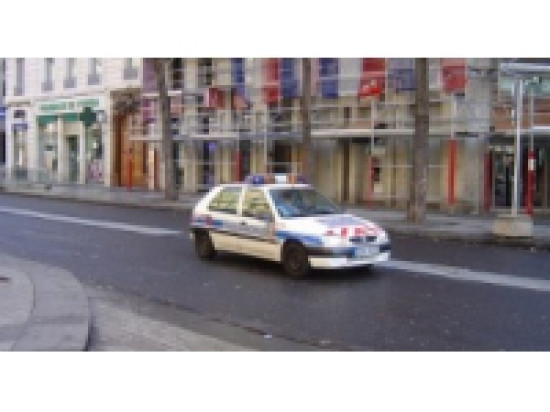 Il tire sur une voiture avec un pistolet &agrave; plomb