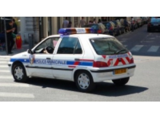 Il refuse de donner une cigarette et se retrouve menacé avec une arme de poing Il refuse de donner une cigarette et se retrouve menacé avec une arme de poing