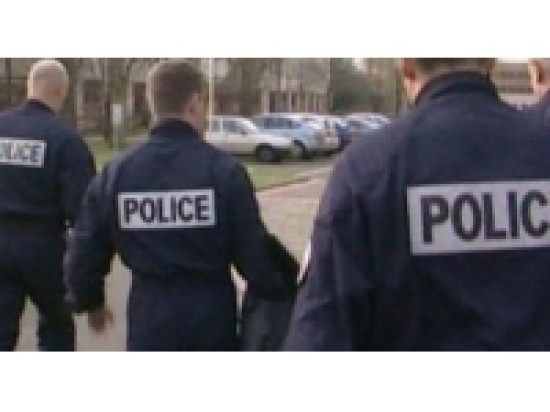 Vaulx-en-Velin : il frappe sa femme et ses enfants Vaulx-en-Velin : il frappe sa femme et ses enfants