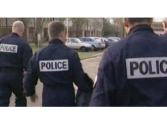 Trois jeunes volent un chéquier et encaissent 13 000 euros Trois jeunes volent un chéquier et encaissent 13 000 euros