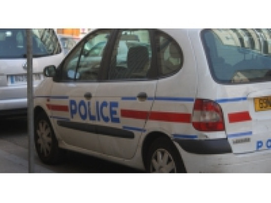 Ils volaient dans les sacs à main des jeunes filles Ils volaient dans les sacs à main des jeunes filles