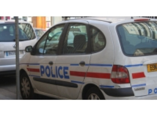 Elle menace un homme avec un cutter pour une cigarette Elle menace un homme avec un cutter pour une cigarette