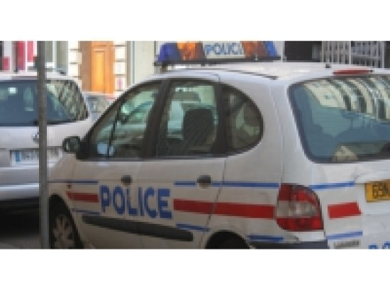 Un SDF percute volontairement la voiture de la BAC et tente de s'enfuir Un SDF percute volontairement la voiture de la BAC et tente de s'enfuir